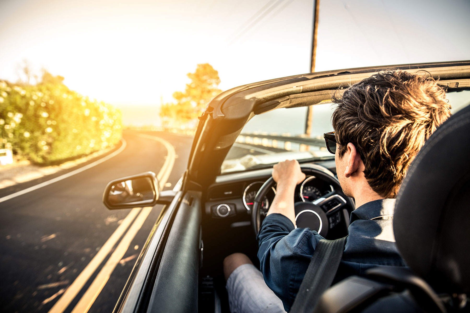 Mann fährt mit Cabrio